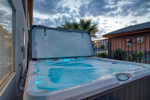 Zion Poolside + Private Spa | 16+ Guest | EV plug