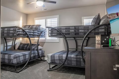 New Modern Townhouse | Heated Pool+Spa | 12 Guest