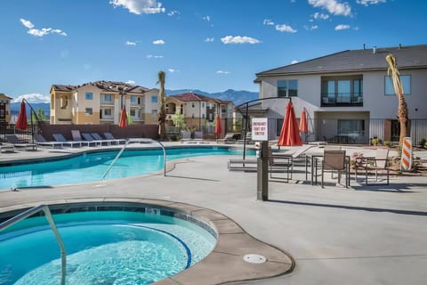 New Modern Townhouse | Heated Pool+Spa | 12 Guest