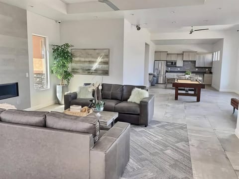 New Modern Townhouse | Heated Pool+Spa | 12 Guest