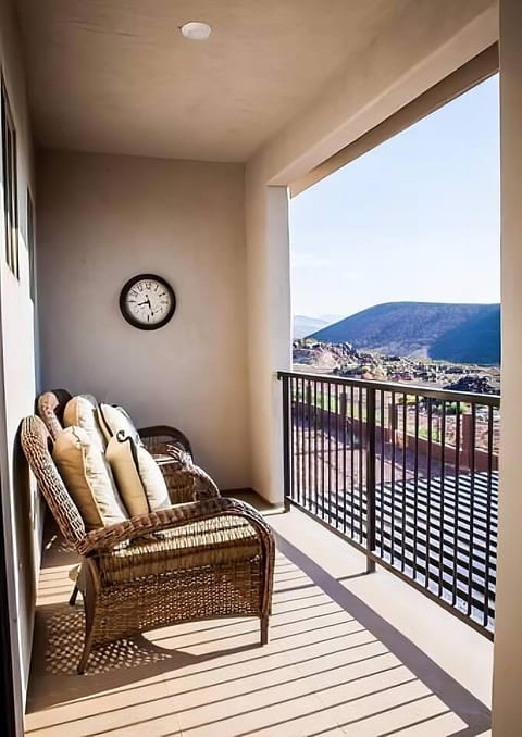 Fresh+NEW Getaway-25 mins to Zion | Amazing Views!