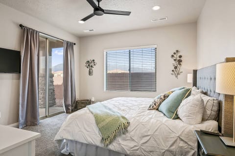 Hurricane Family Getaway | No Chores! | 20 Guests