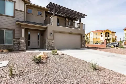 Downtown Hurricane | Resort pool/spa | Sleeps 24+