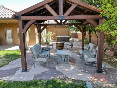 Private Zion Lakeside Escape sleeps 9