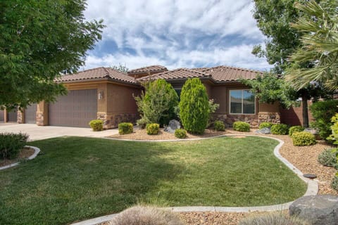 Private Zion Lakeside Escape sleeps 9