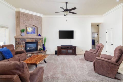 Private Zion Lakeside Escape sleeps 9