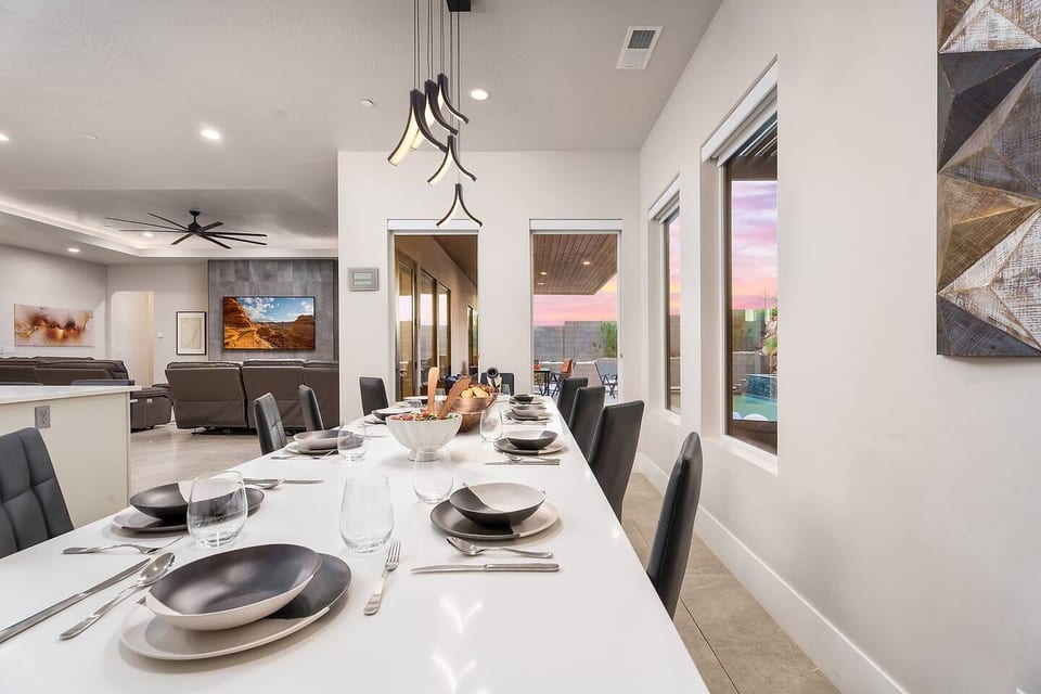 Serene Pecan Valley Oasis | Pool+Spa | Sleeps 24+ - Hurricane