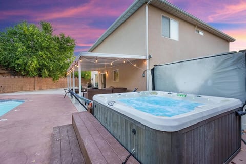 Family Getaway: 4BR, Pool & Spa, – Sleeps 10