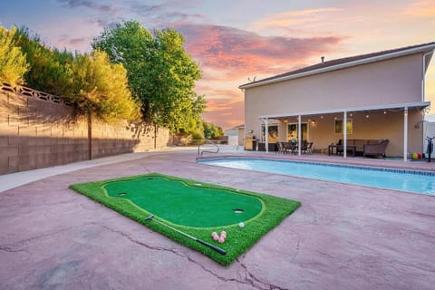 Family Getaway: 4BR, Pool & Spa, – Sleeps 10