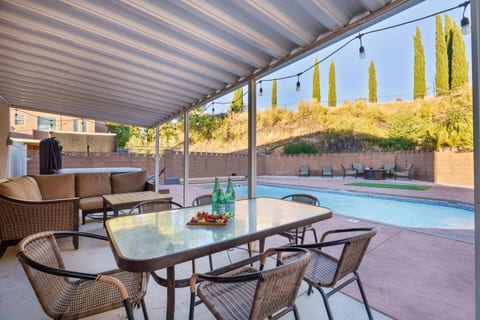 Family Getaway: 4BR, Pool & Spa, – Sleeps 10