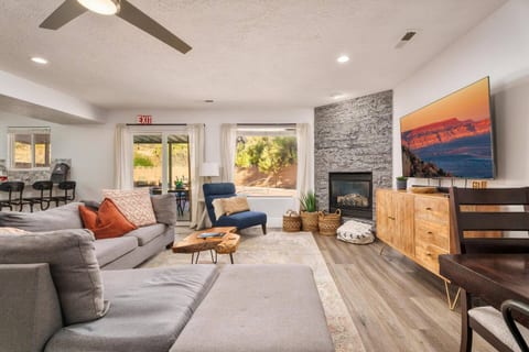 Family Getaway: 4BR, Pool & Spa, – Sleeps 10