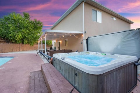 Family Getaway: 4BR, Pool & Spa, – Sleeps 10