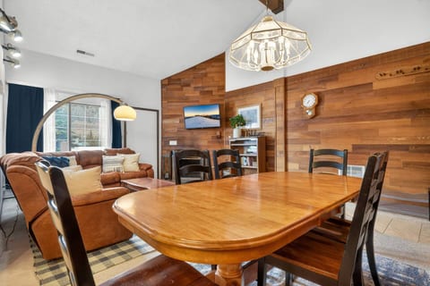 Ski/Snowboard Retreat | Starlink Wi-fi | Sleeps 14