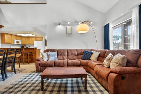 Ski/Snowboard Retreat | Starlink Wi-fi | Sleeps 14