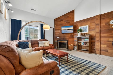 Ski/Snowboard Retreat | Starlink Wi-fi | Sleeps 14
