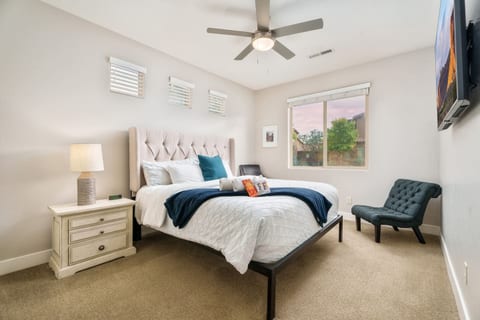 Paradise Village Home-Sleeps 15- Pool and hot tub