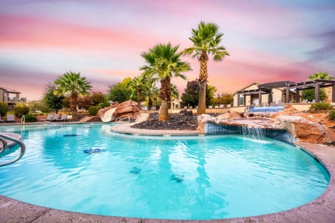 Paradise Village Home-Sleeps 15- Pool and hot tub