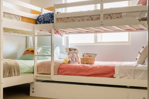 Paradise Village Home-Sleeps 15- Pool and hot tub