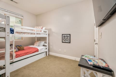 Paradise Village Home-Sleeps 15- Pool and hot tub
