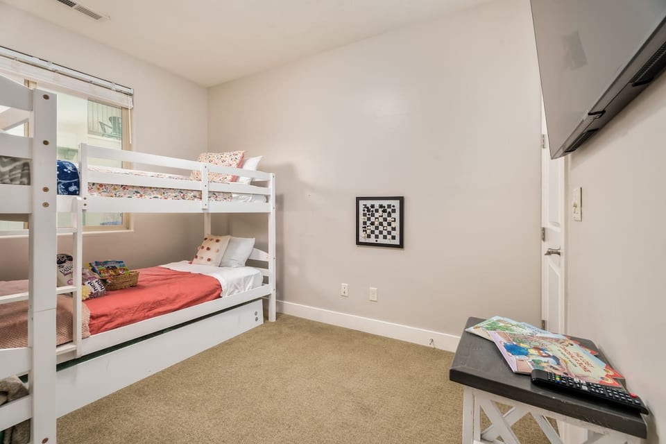 Paradise Village Home-Sleeps 15- Pool and hot tub - Santa Clara