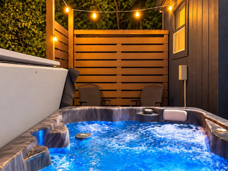 Tiny Starlit Hot Tub Nights on a Private Ridge