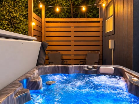 Tiny Starlit Hot Tub Nights on a Private Ridge