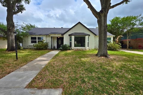 Spacious 4bd Retreat Near NASA and Kemah