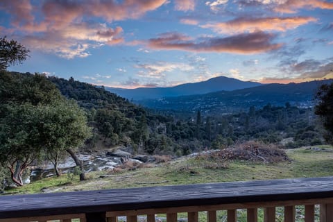 New Luxury Creekside Retreat Near Yosemite
