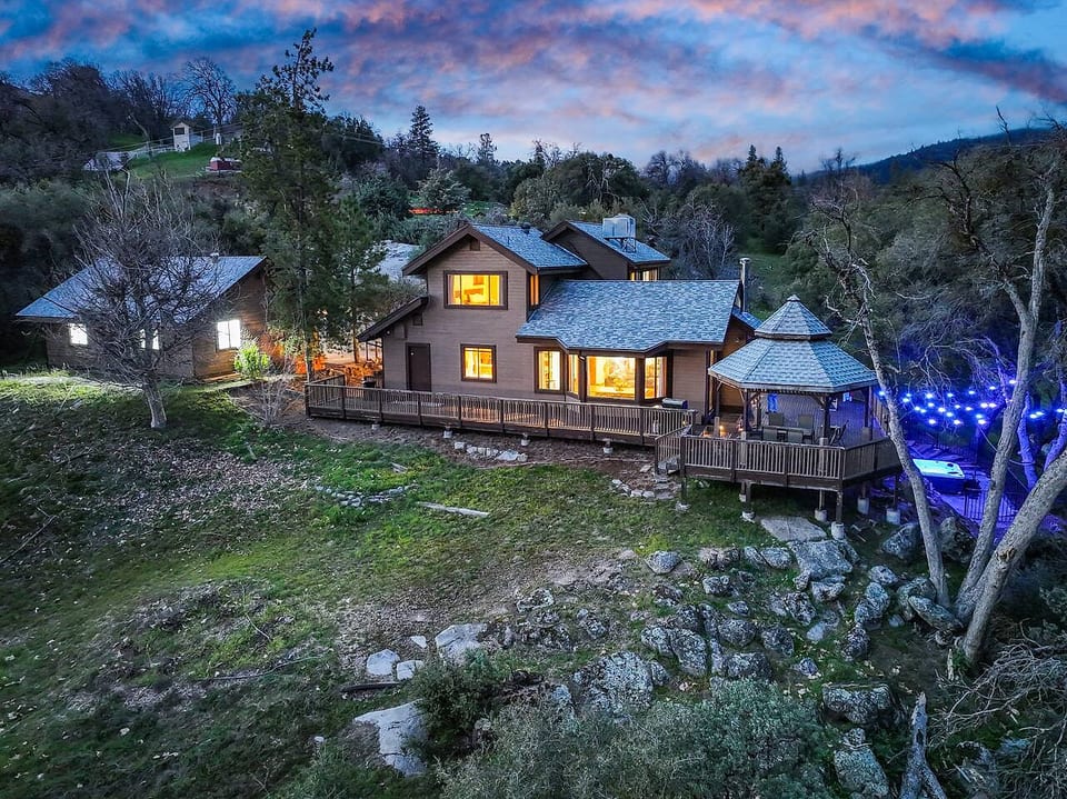 New Luxury Creekside Retreat Near Yosemite - Oakhurst