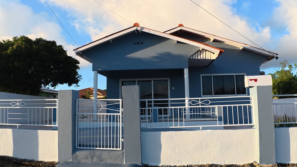 Casa Trini Central Curaçao | 3BR + AC + Parking - Willemstad