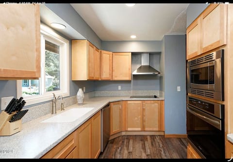 3 Bedrooms 1 bath large kitchen parking, 2 boats image 3