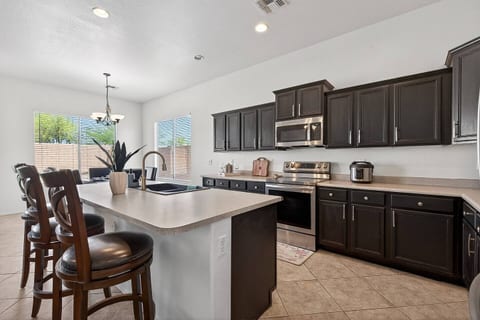 4BR Goodyear Home | Sleeps 10 | W/ King Bed