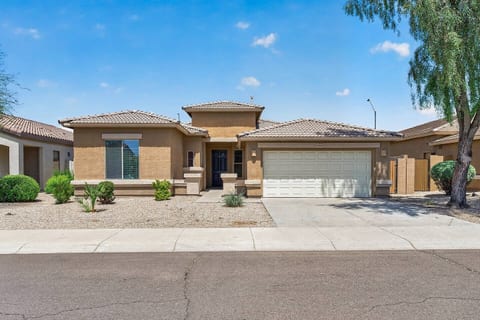 4BR Goodyear Home | Sleeps 10 | W/ King Bed