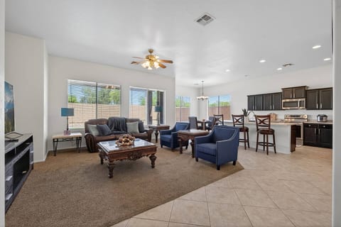 4BR Goodyear Home | Sleeps 10 | W/ King Bed