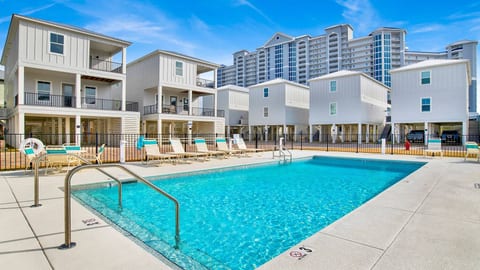 Comunity pool-heated!