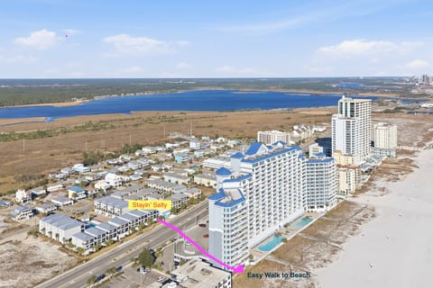 Easy Walk to the beach -3 min!