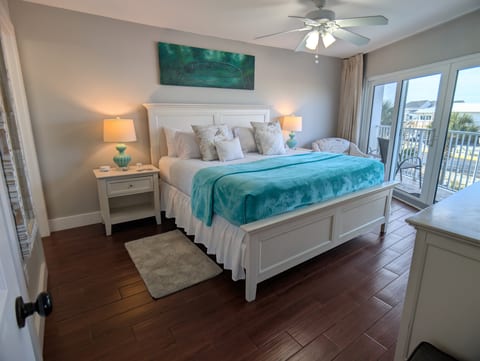 Sunset Balcony + 2 King Suites + Beach Gear