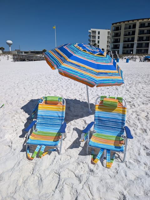 White sand escape: complimentary wagon, chairs, umbrella, cooler and toys!