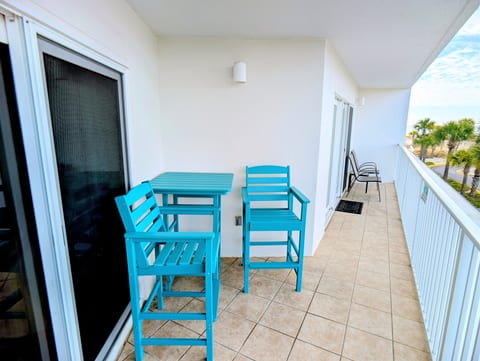 Sunset Balcony + 2 King Suites + Beach Gear