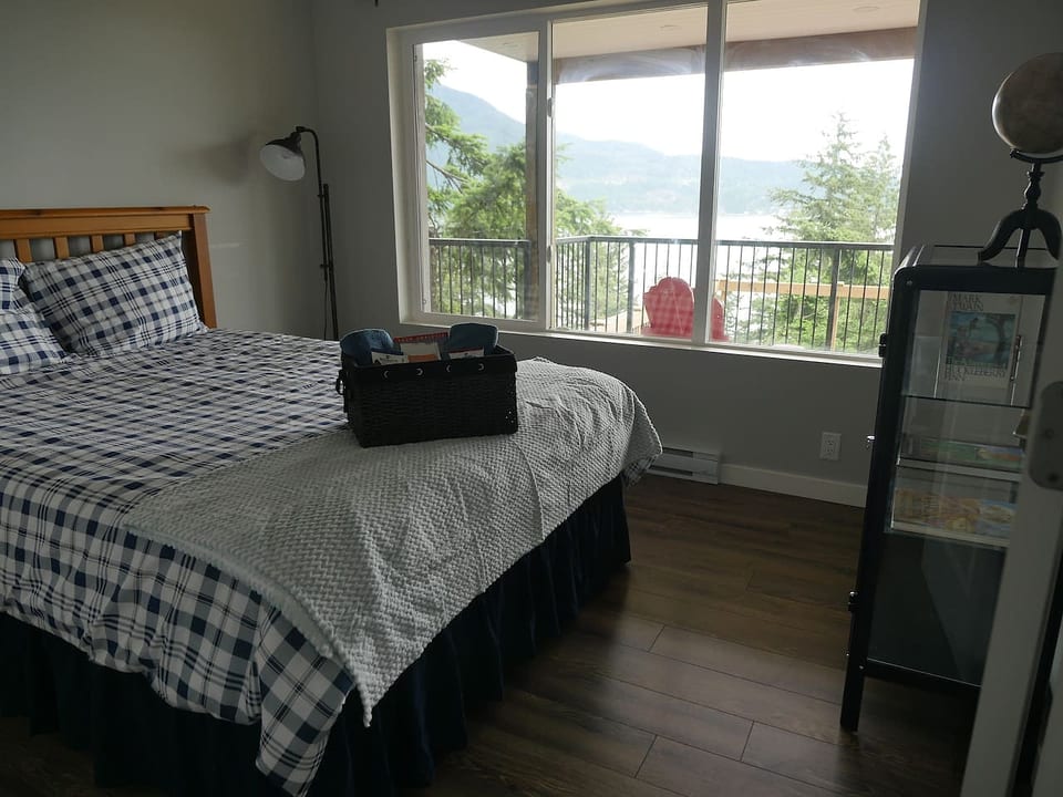 Exclusive 2-bdrm ocean & mountain view suite - Bowen Island