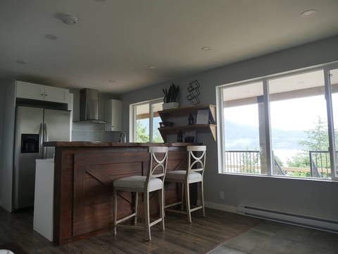 Exclusive 2-bdrm ocean & mountain view suite