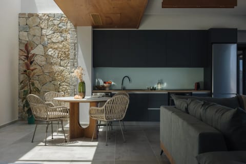 Petroto Villa 2: 3-Bed Stone Retreat with Pool