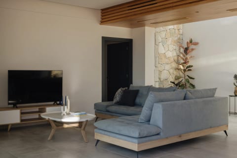 Petroto Villa 2: 3-Bed Stone Retreat with Pool