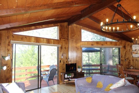Spacious living room beautifully decorated with plenty of natural lights and amazing sunrise and sunset pine mountain and lake view. 
