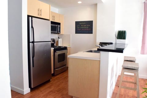 Light-Filled Apt| Steps to Beach Convention Center