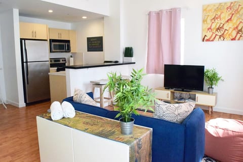 Light-Filled Apt| Steps to Beach Convention Center