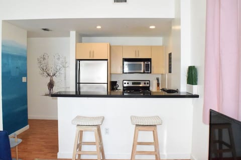 Light-Filled Apt| Steps to Beach Convention Center
