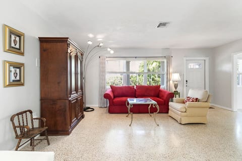 2 Bedroom Cozy House Near Barry University