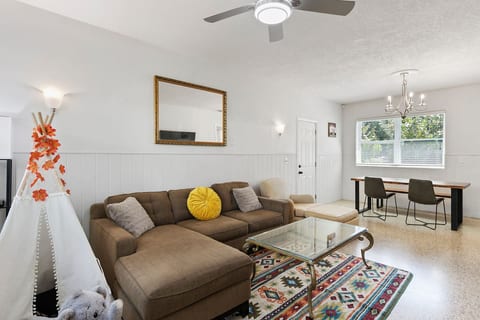 2 Bedroom Cozy House Near Barry University
