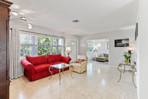 2 Bedroom Cozy House Near Barry University